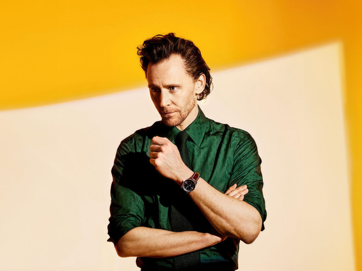 Популярный актер Том Хиддлстон в зеленой рубашке