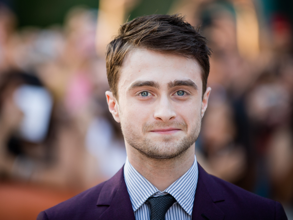 Популярный голубоглазый мужчина Дэниел Рэдклифф в костюме