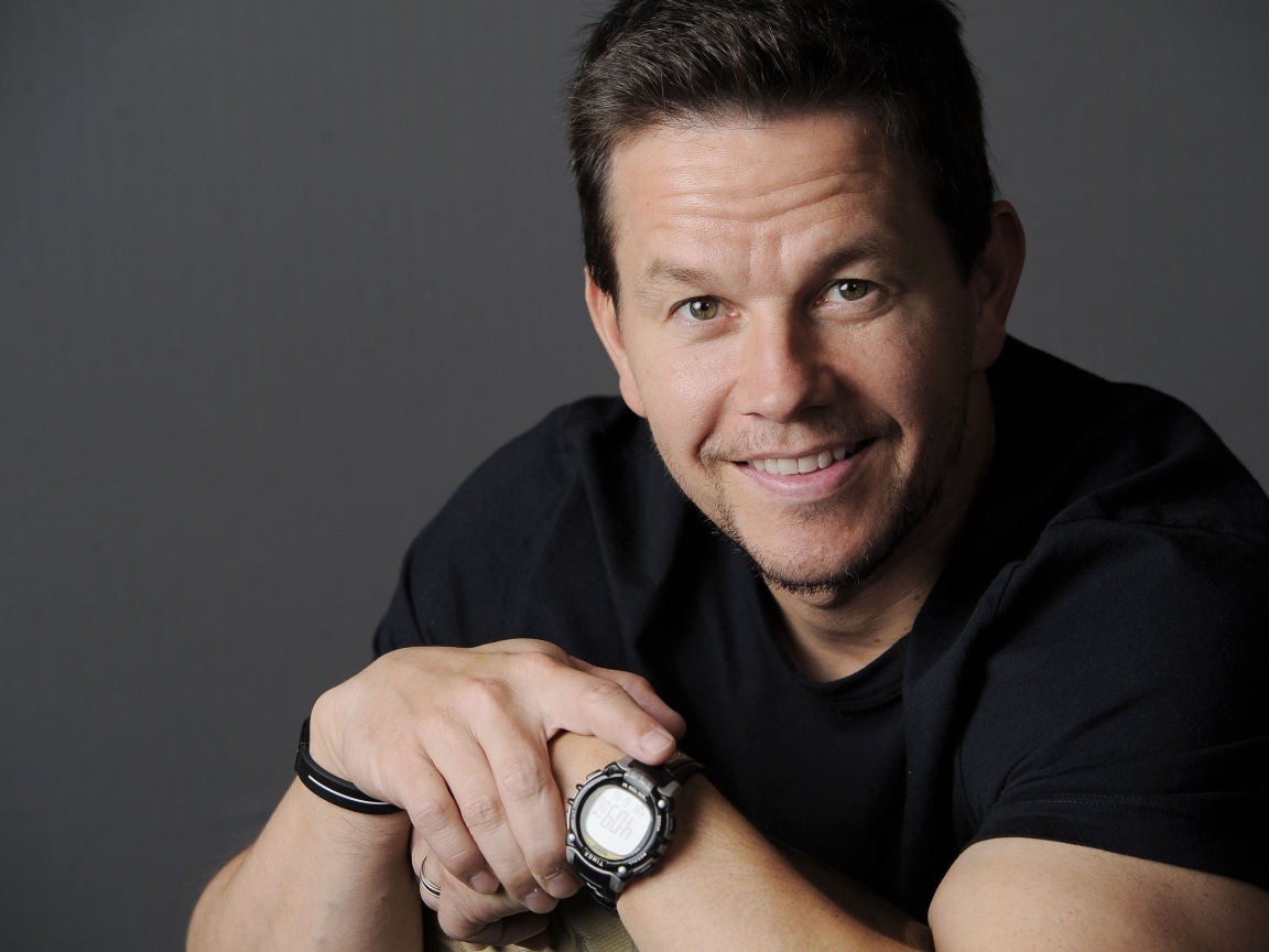 Улыбающийся Марк Уолберг с часами на руке