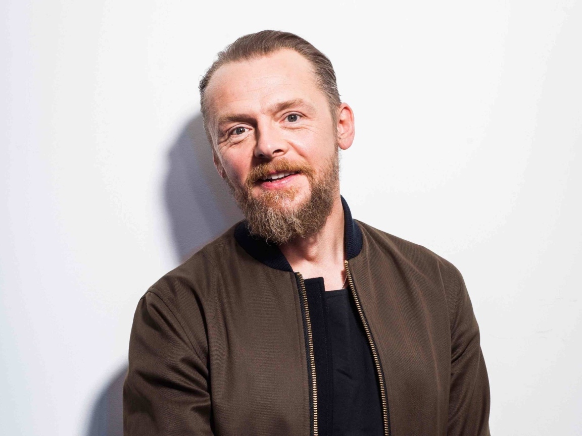 Улыбающийся актер Саймон Пегг на белом фоне