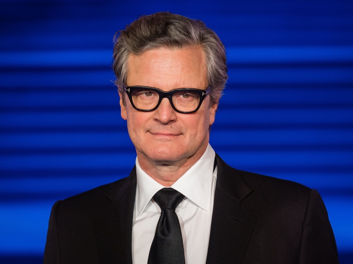 Стильный актер Колин Ферт на синем фоне