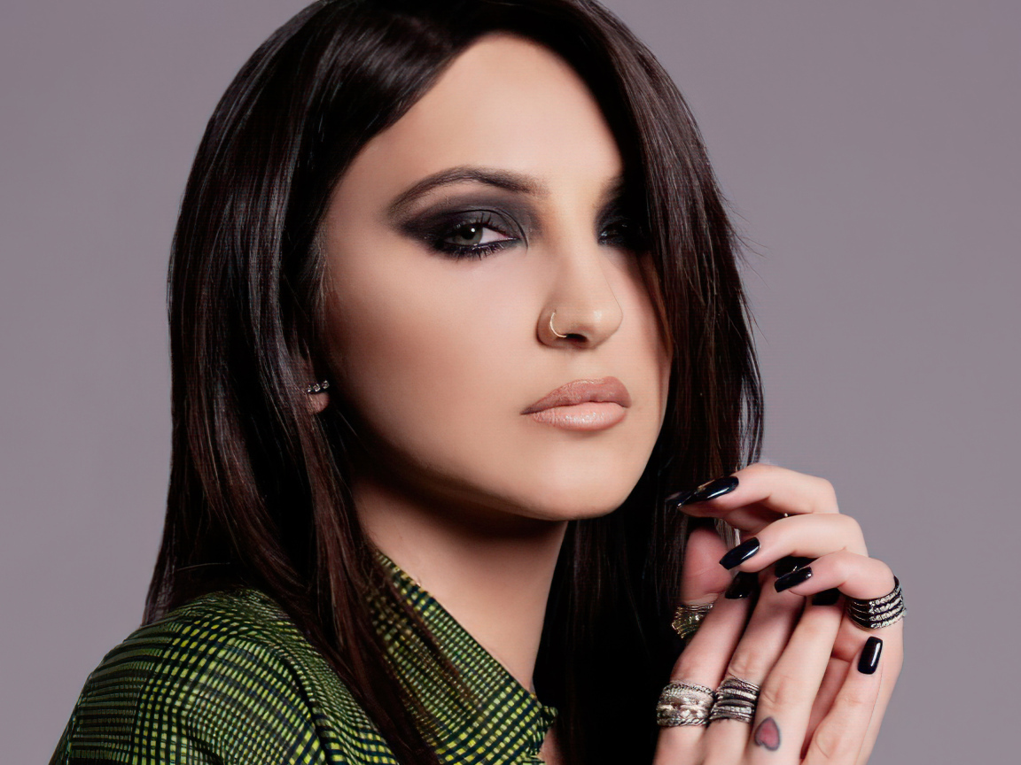 Американская певица Джулия Майклз крупным планом