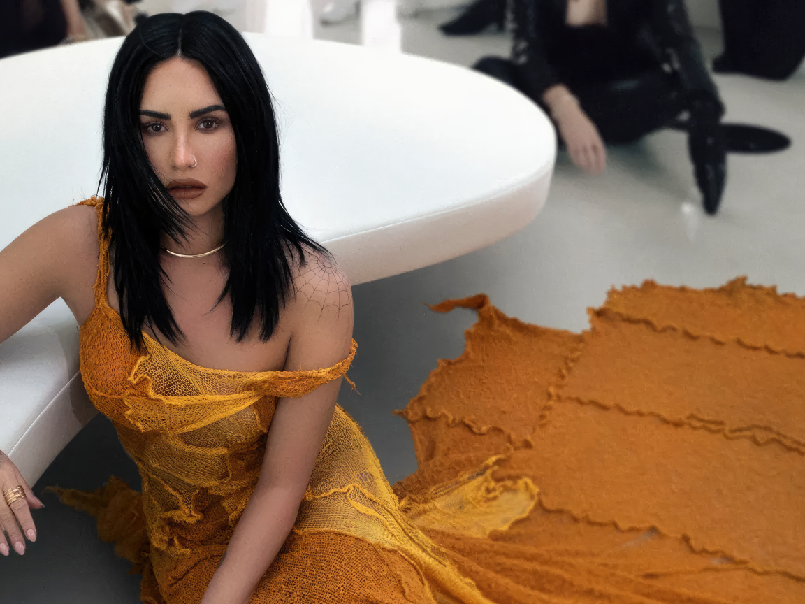 Американская певица и актриса Деми Ловато сидит на полу