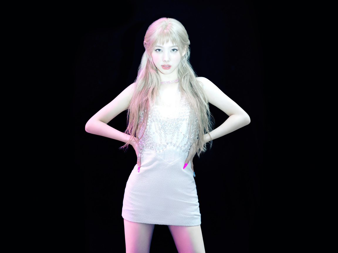 Красивая южнокорейская певица Наён в белом платье