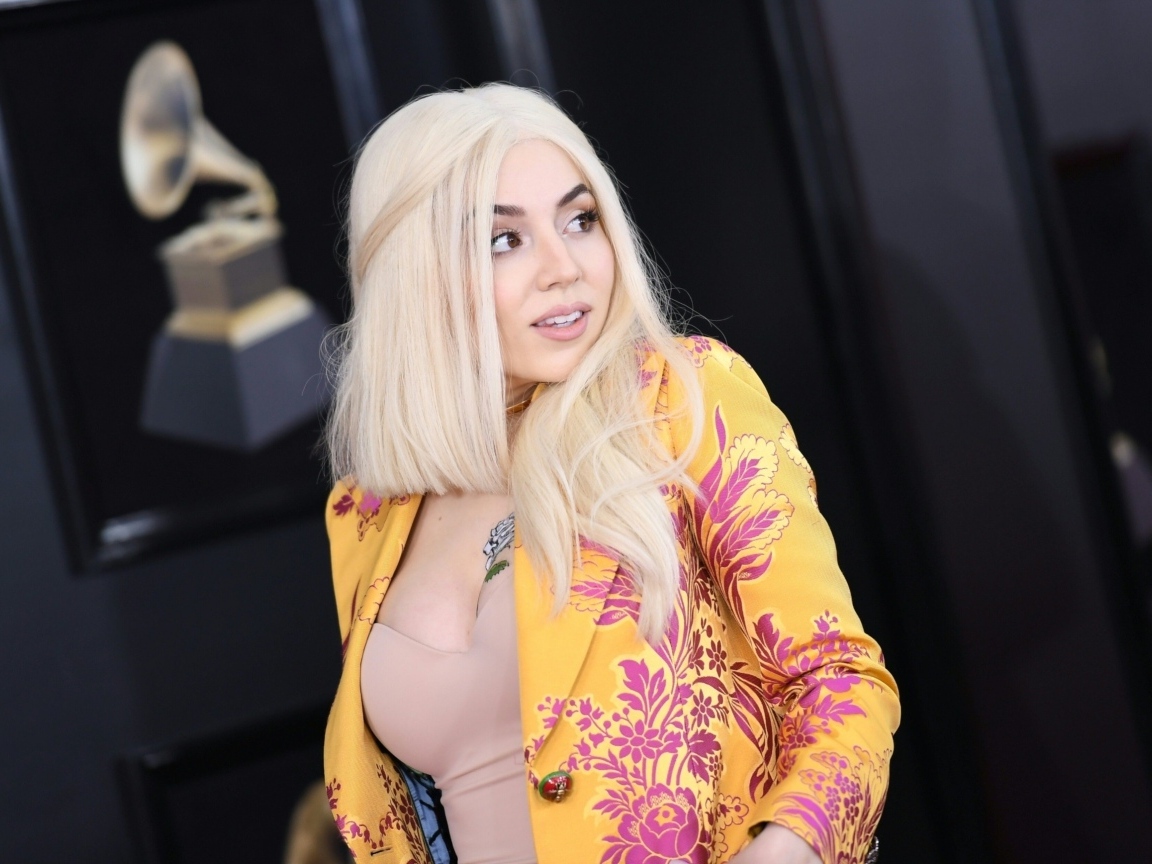 Красивая блондинка, американская певица Эйва Макс