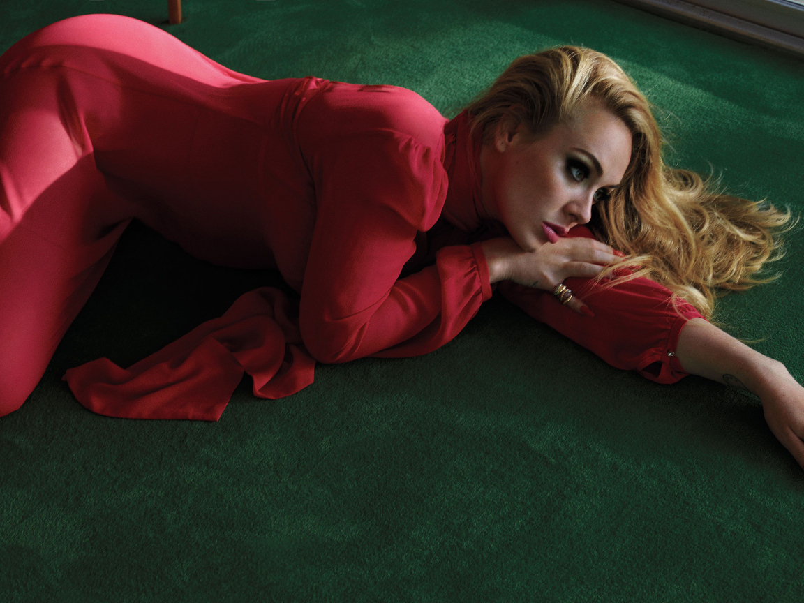 Красивая блондинка певица Адель в красном платье