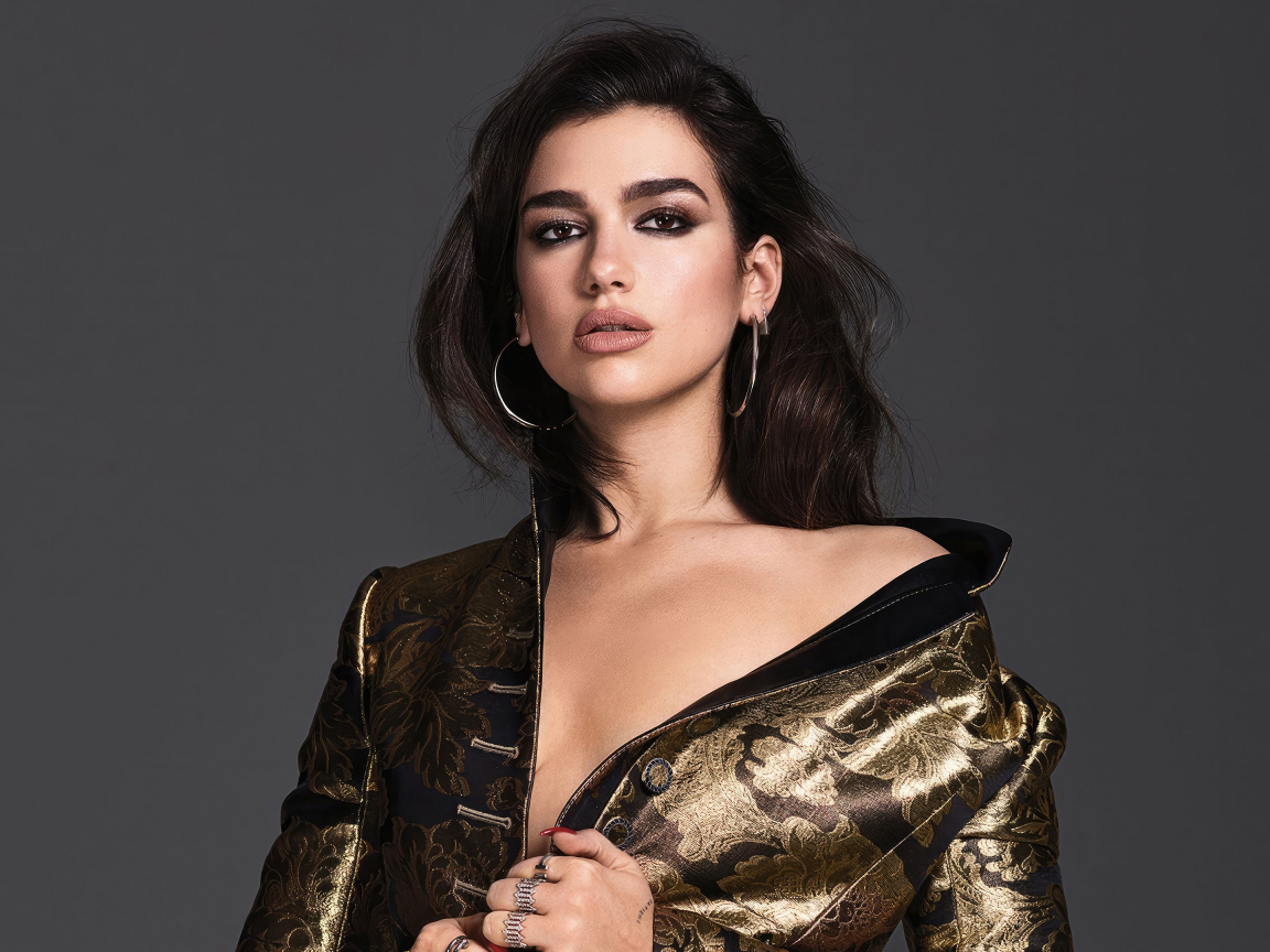 Кареглазая красивая певица Дуа Липа