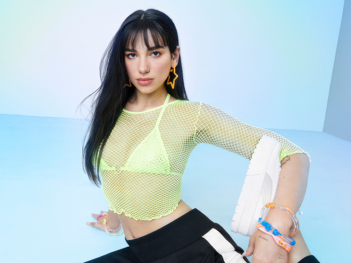 Гибкая певица Дуа Липа в голубой комнате