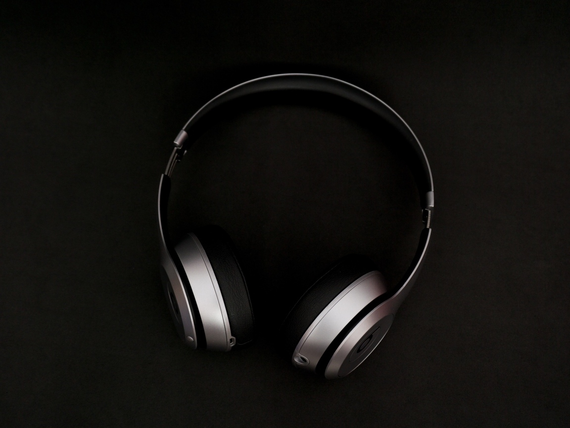 Наушники на черном фоне крупным планом