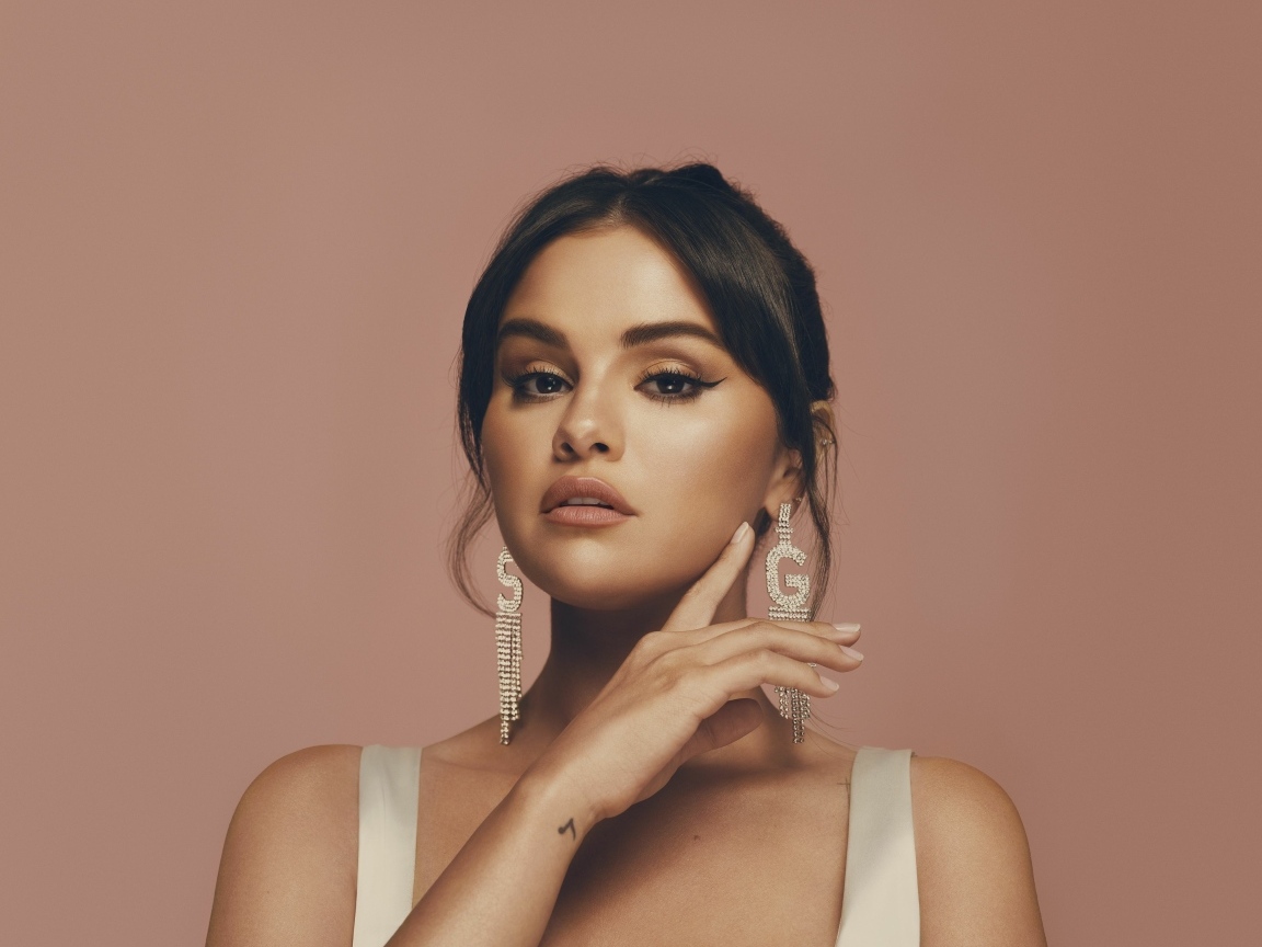 Популярная девушка Селена Гомес с красивыми серьгами