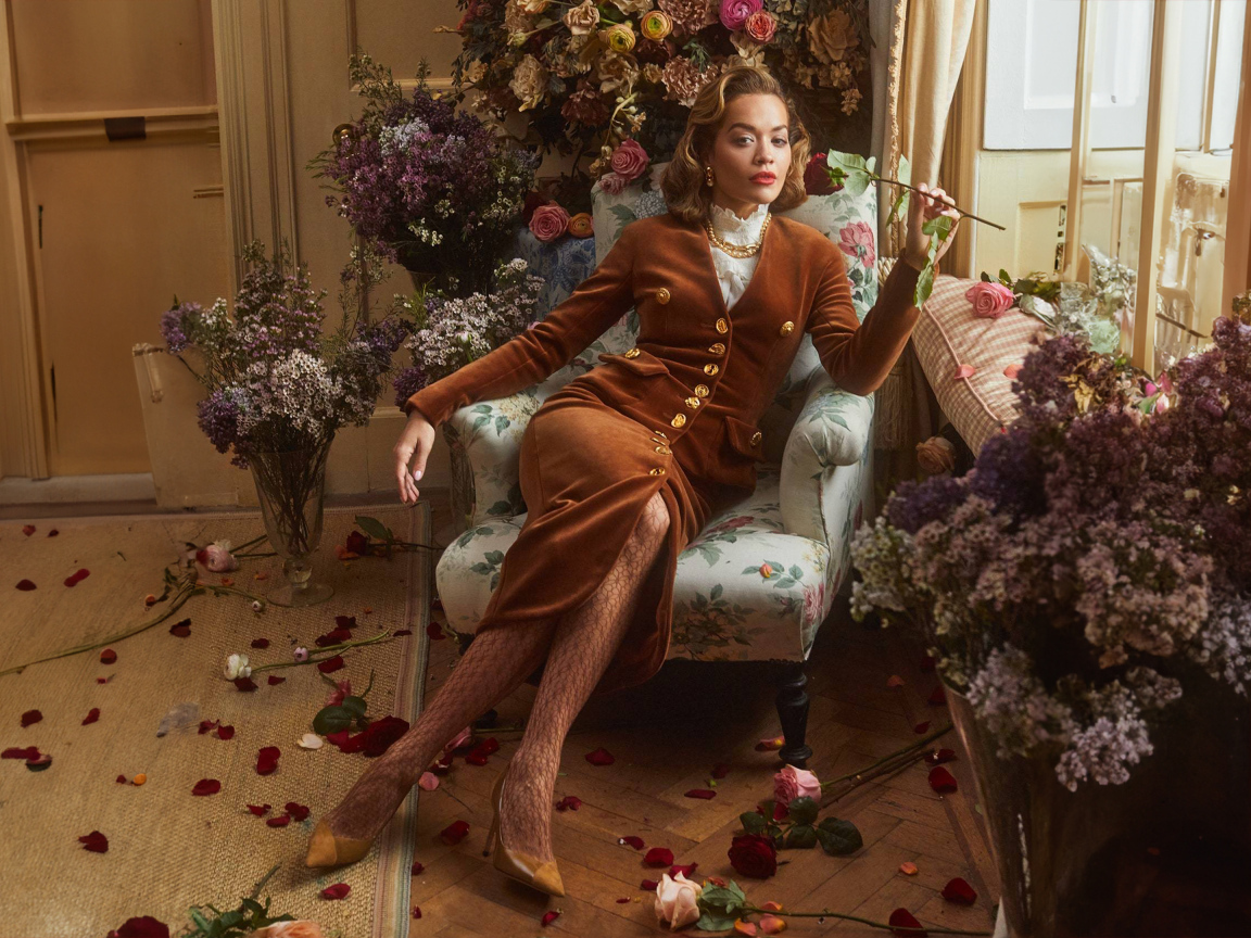 Популярная певица Рита Ора сидит в кресле