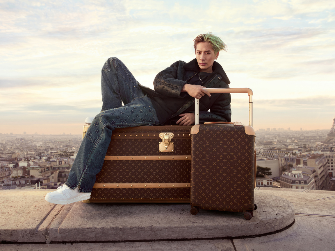 Рэпер Джексон Ван  лежит на чемодане