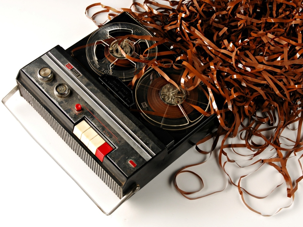 Reel-to-reel tape recorder with untangled film