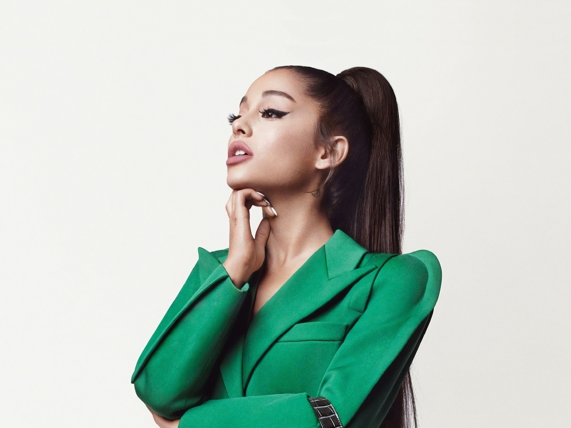 Певица Ариана Гранде в зеленом костюме