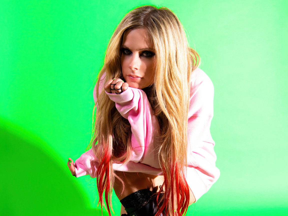 Певица Аврил Лавин на зеленом фоне