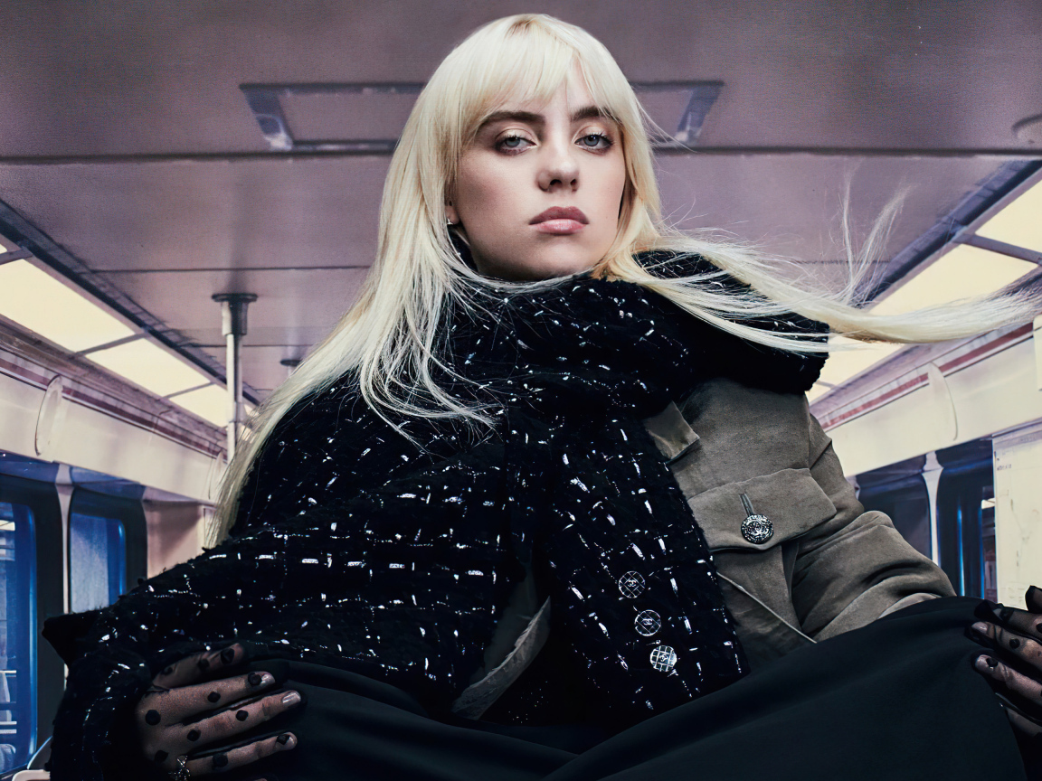 Певица Билли Айлиш в вагоне метро