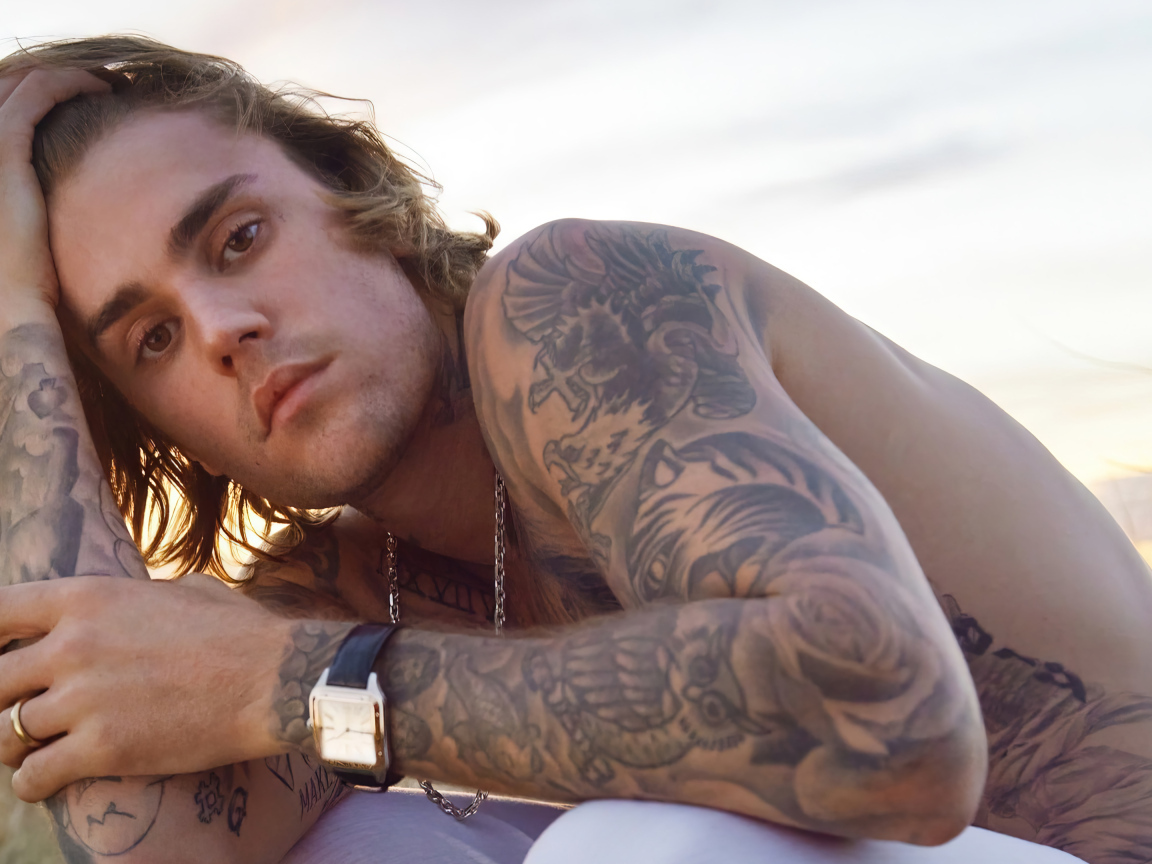 Певец Джастин Бибер с татуировками на теле