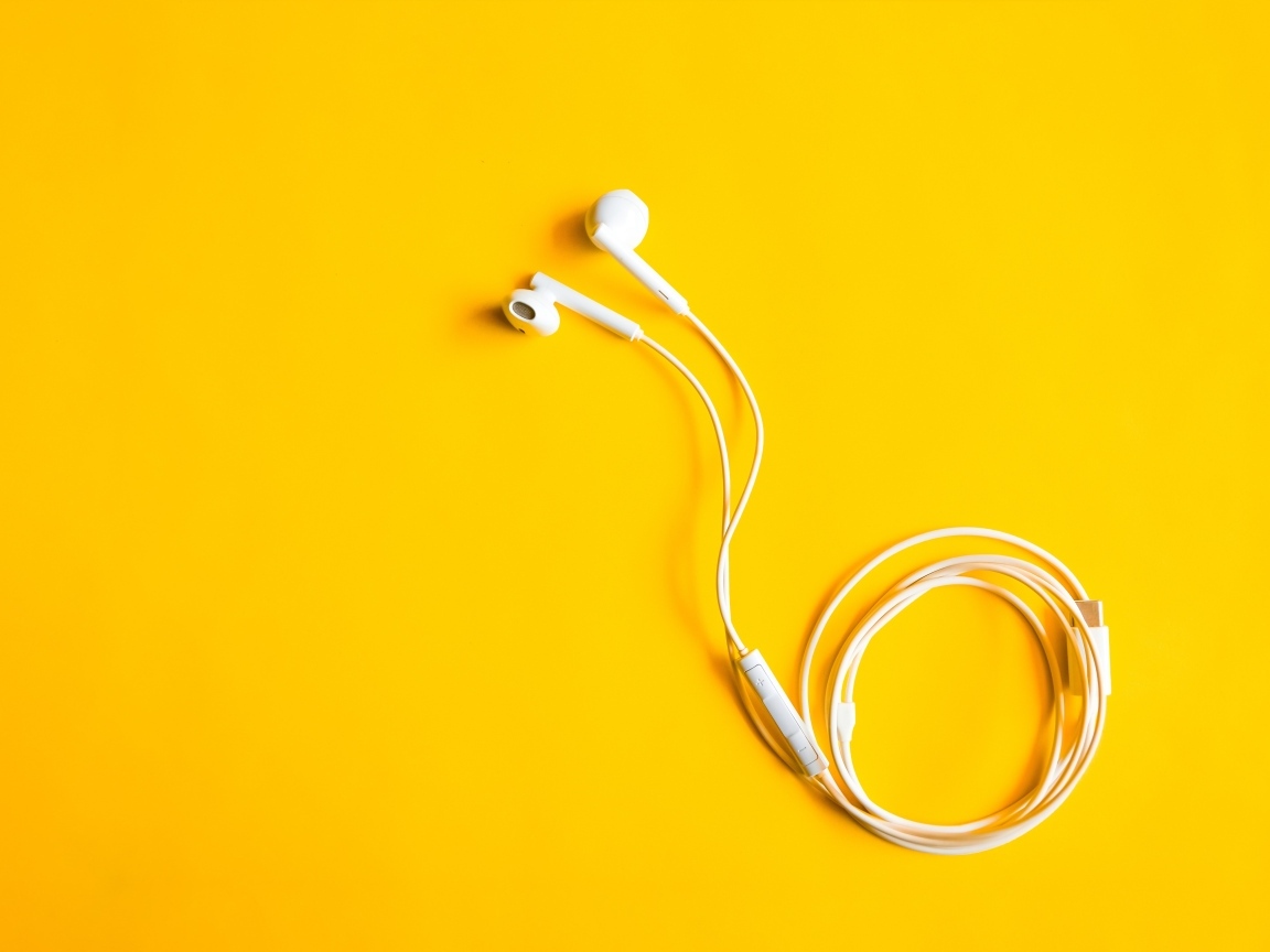 Белые наушники на желтом фоне