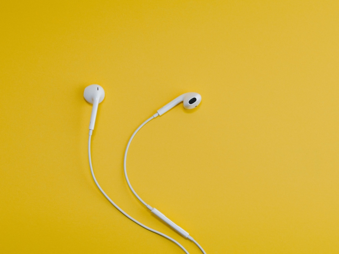 Белые наушники на желтом фоне