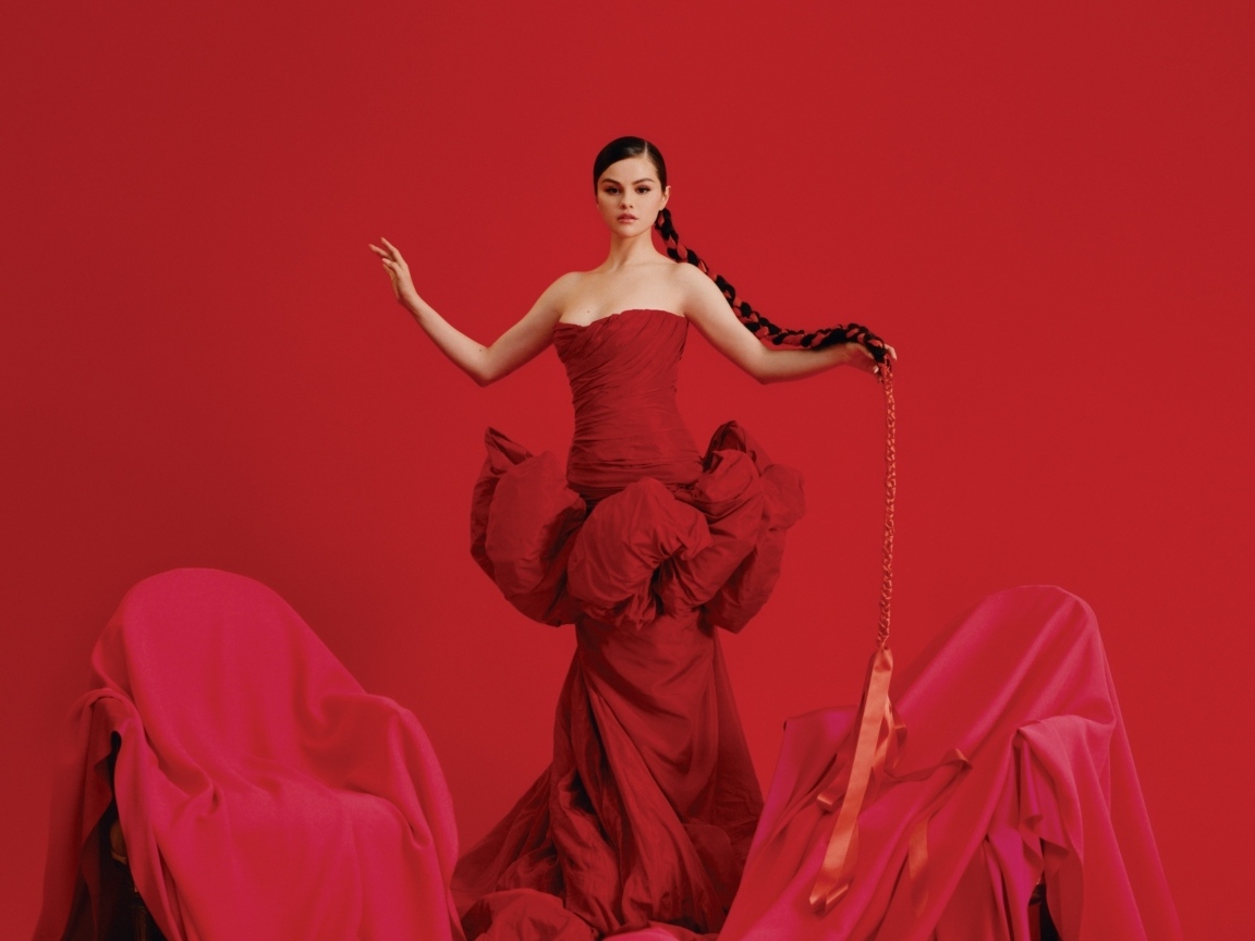Молодая девушка певица и актриса Селена Гомес в красном платье