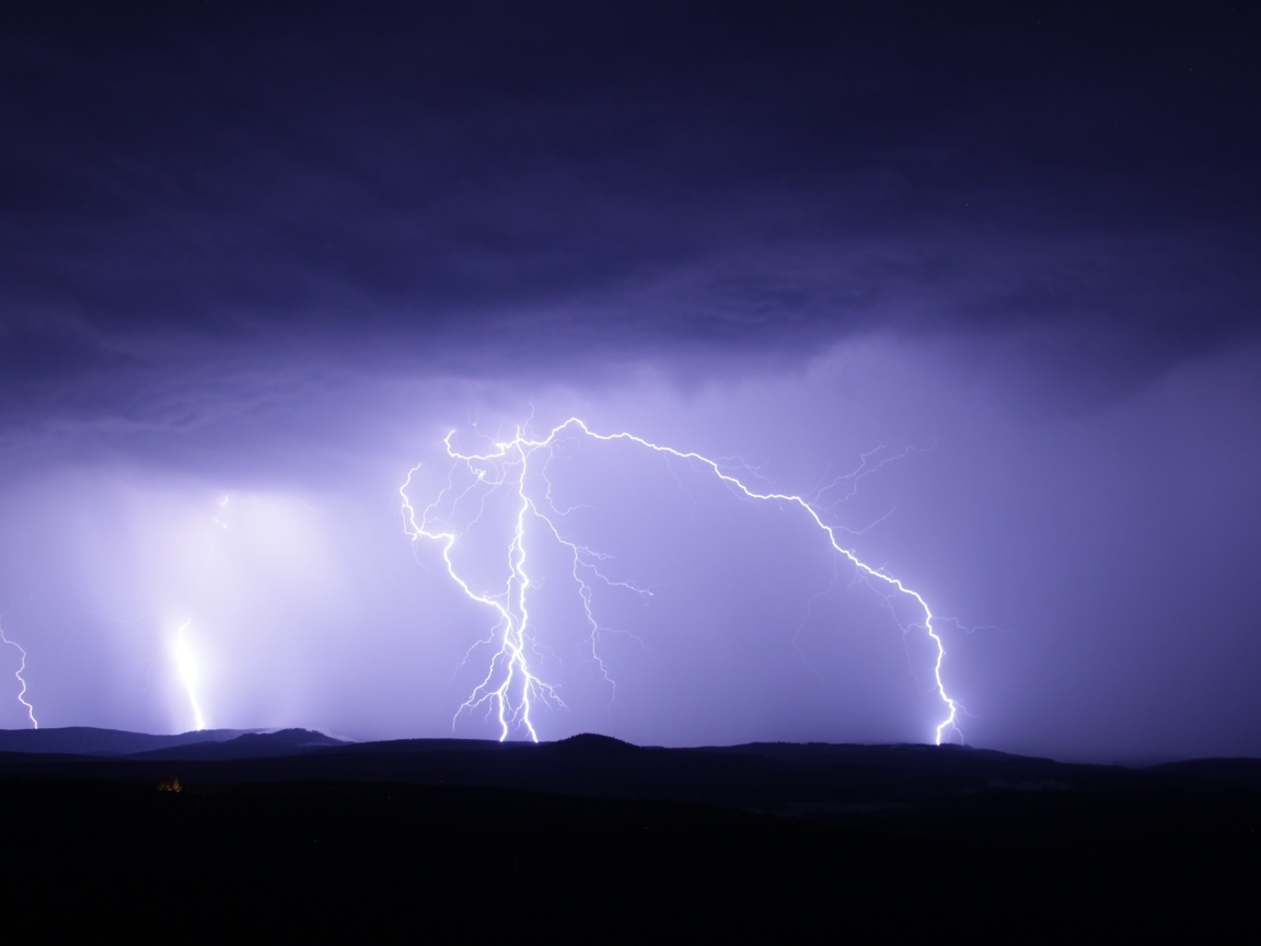 Яркие разряды молнии в небе