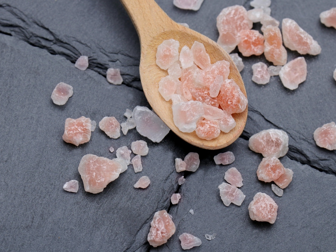 Крупная каменная соль на деревянной ложке