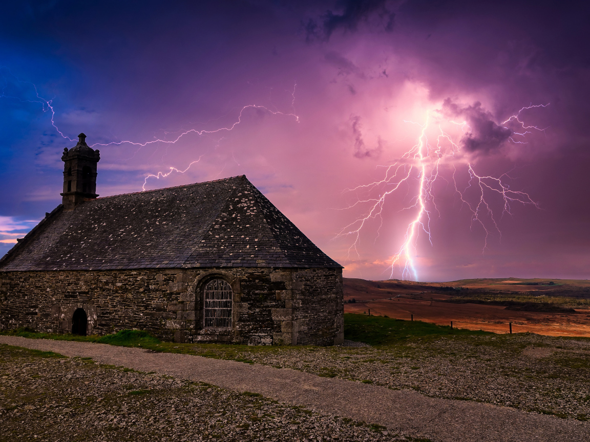 Молния ударила в старый разрушенный дом