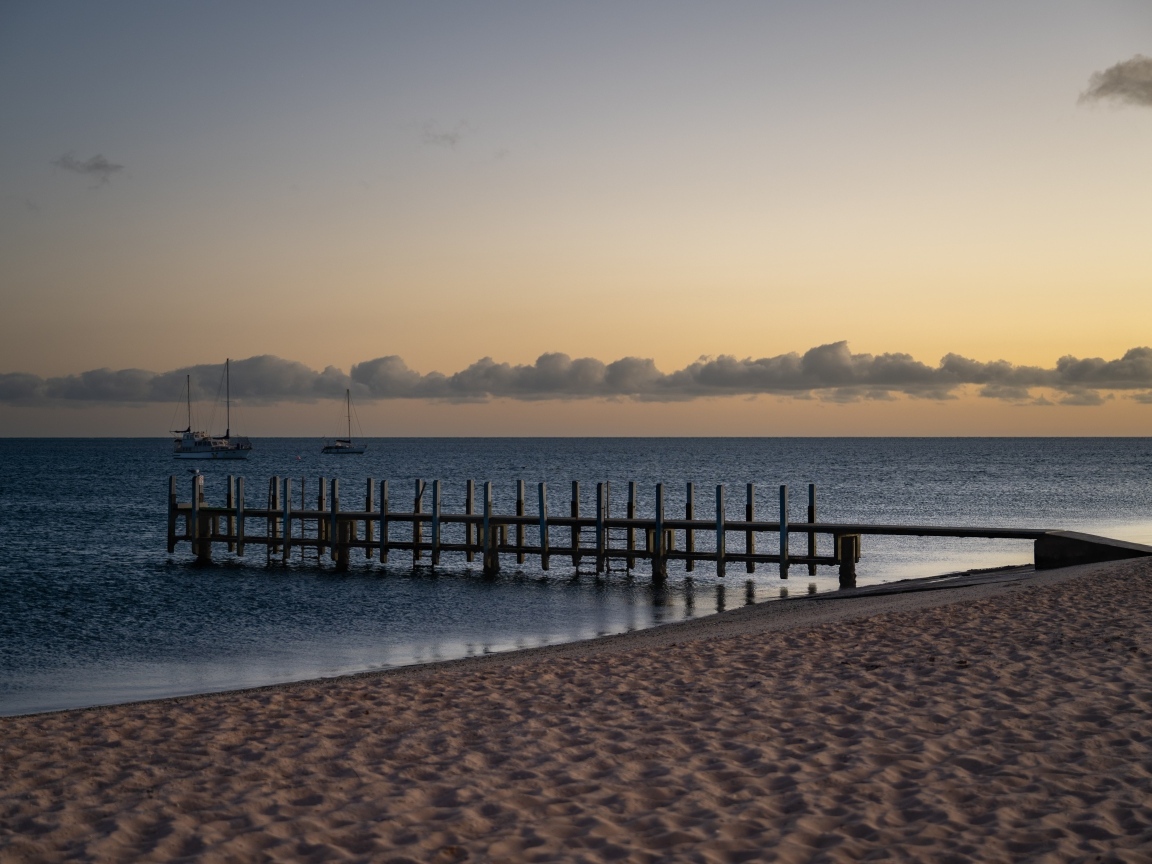 Песок на пляже у спокойного моря