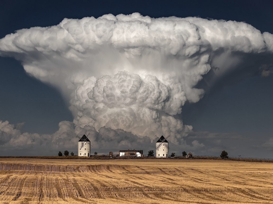 Большое белое облако над фермой