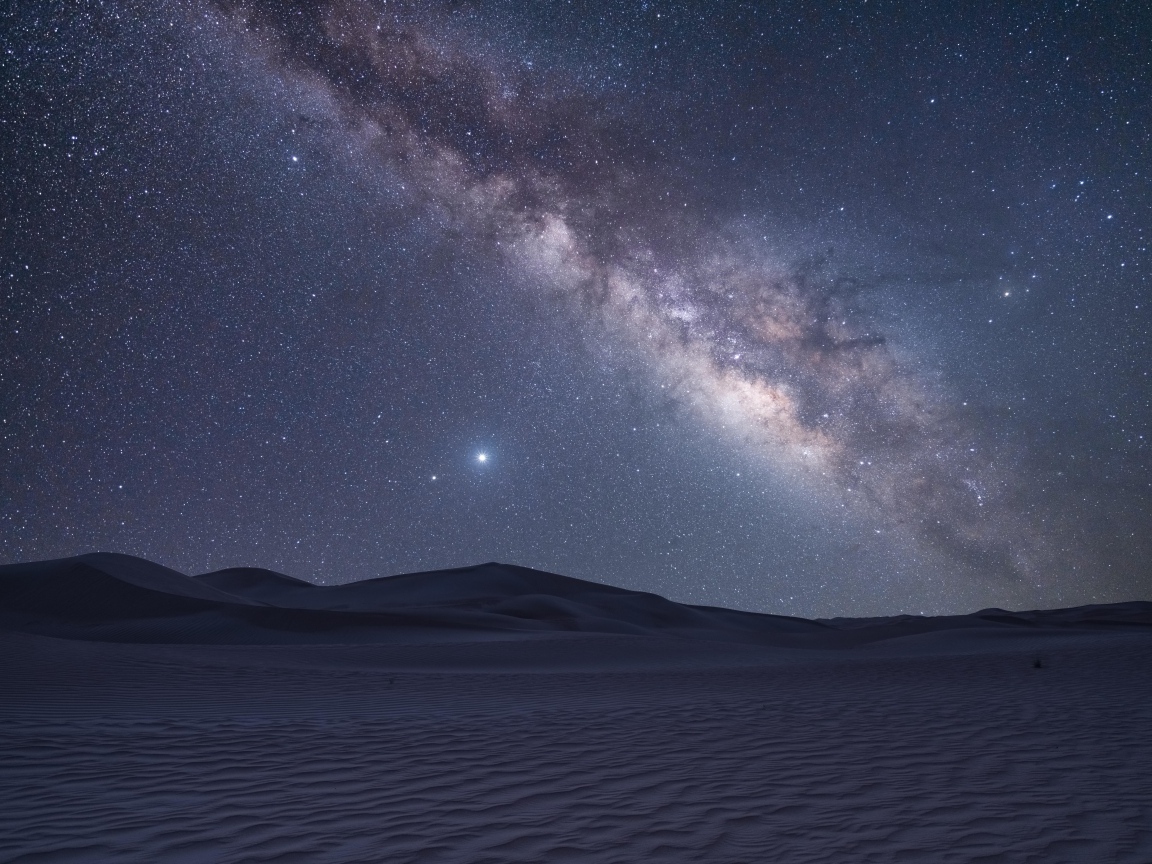 Красивый млечный путь в небе над пустыней