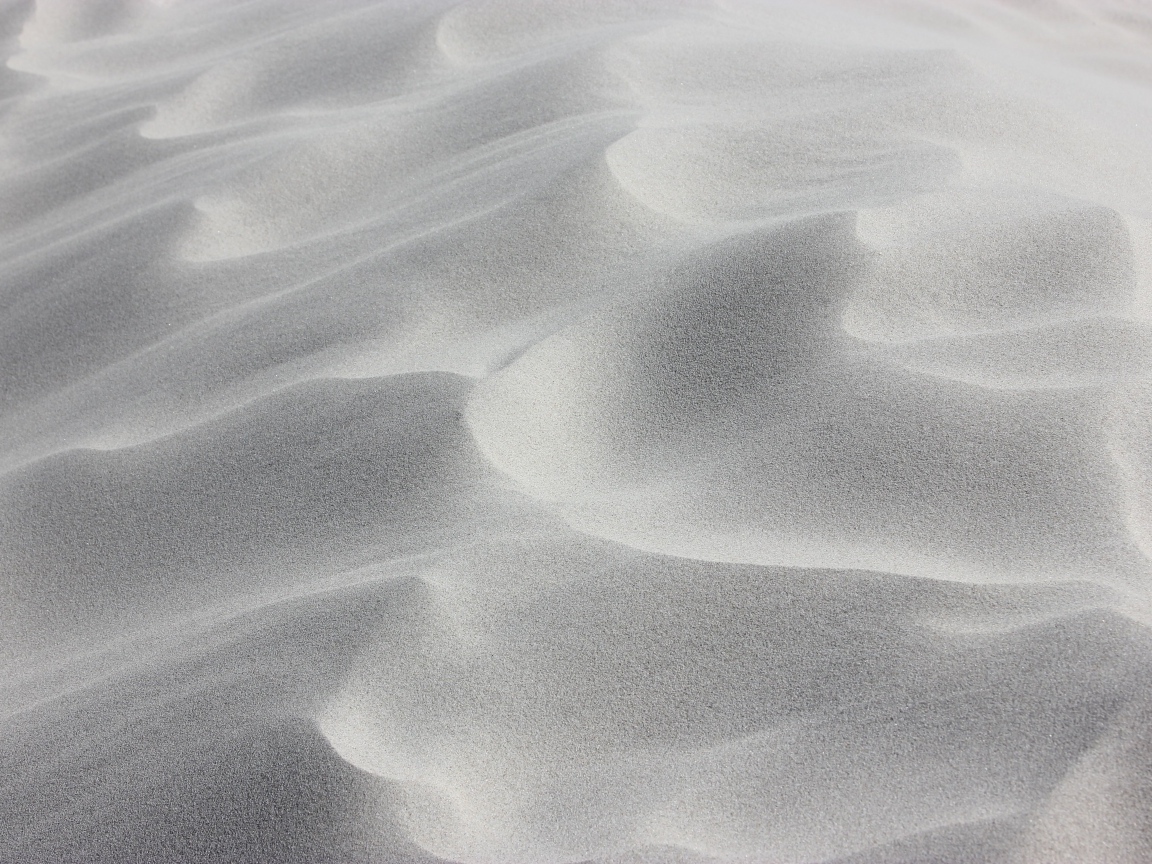 Волны на белом песке в пустыне 