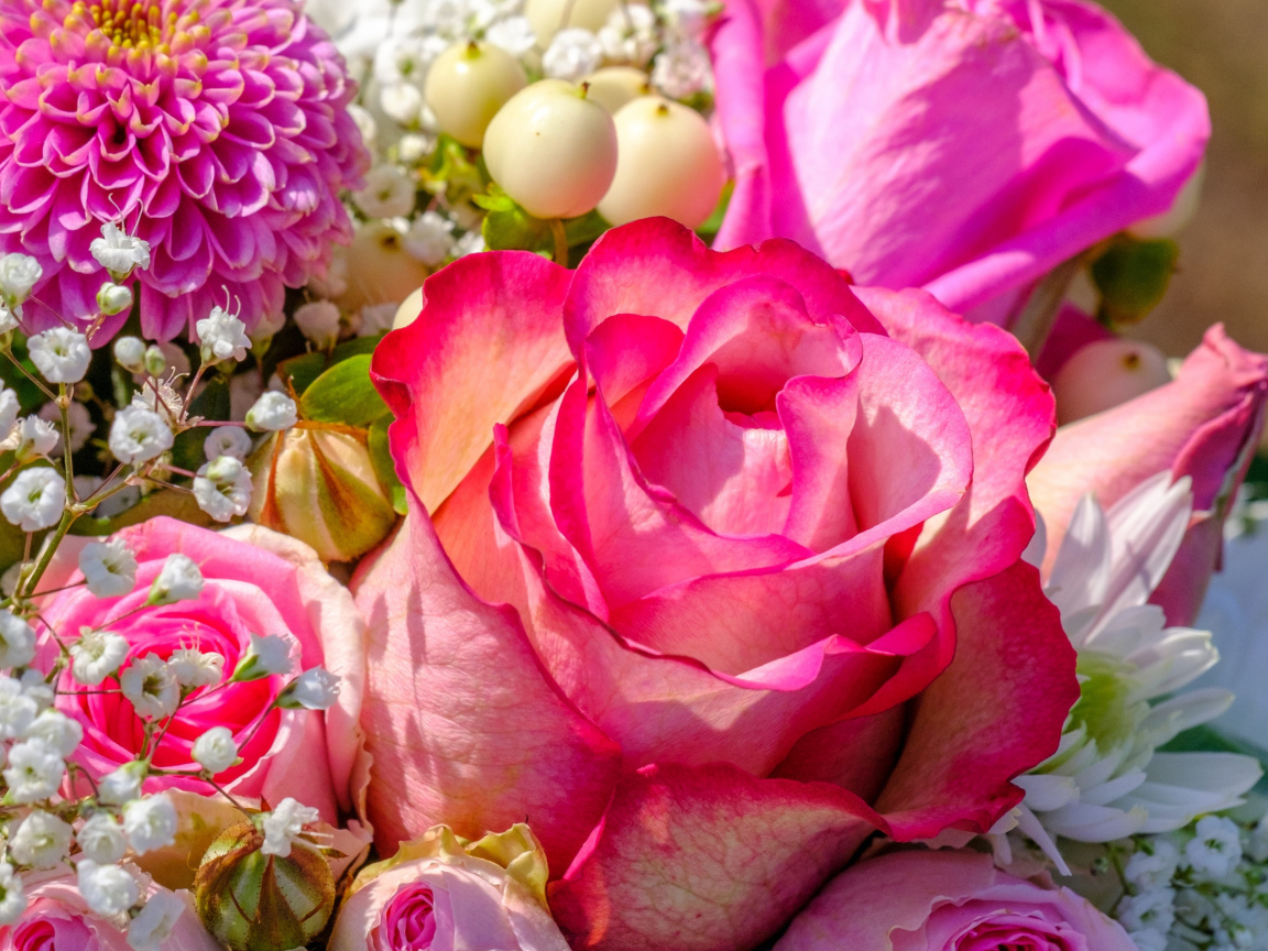 Букет красивых разных розовых цветов