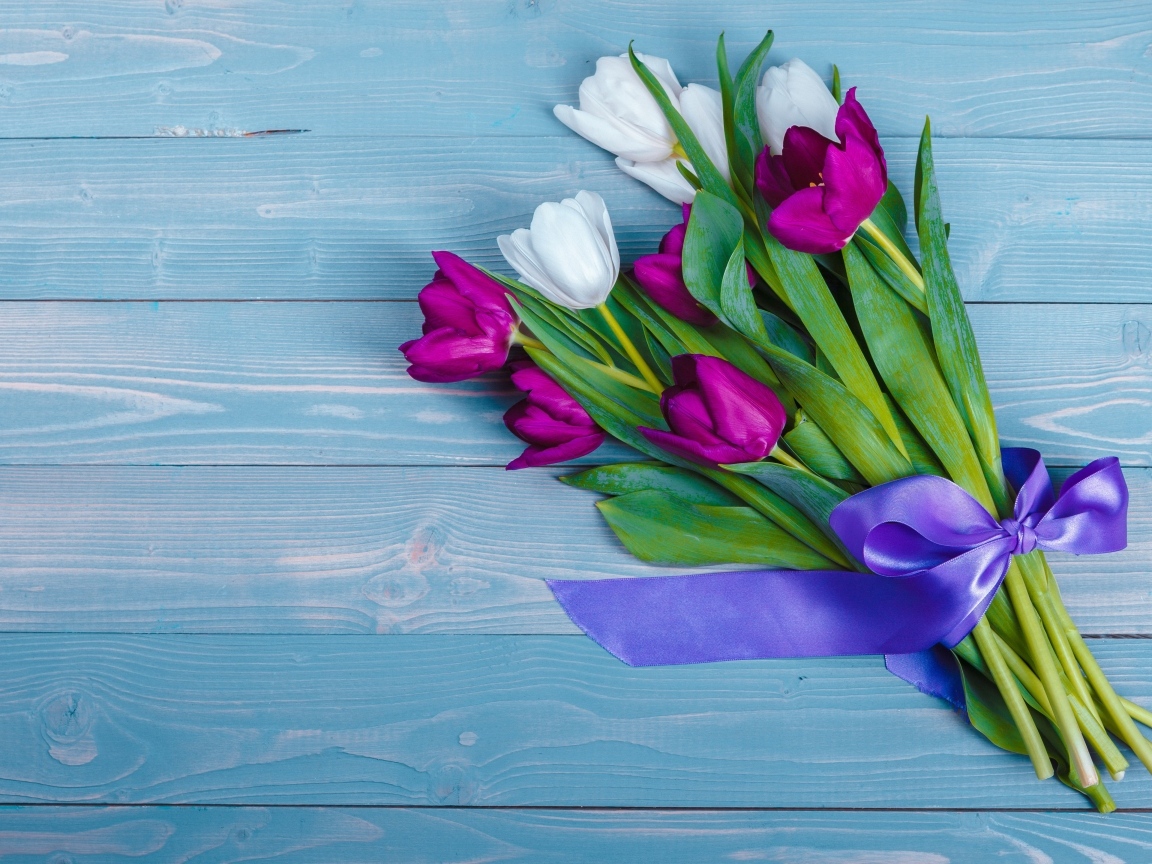 Букет белых и сиреневых тюльпанов с лентой