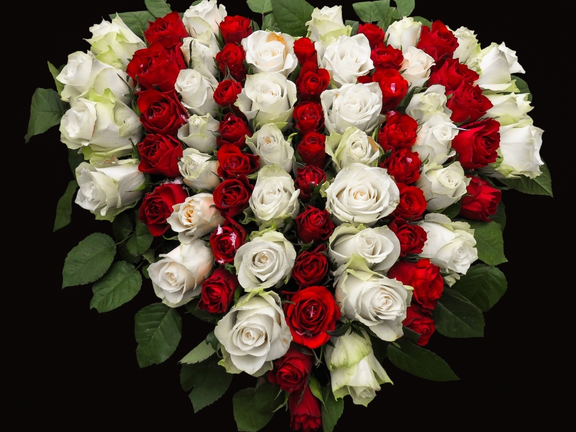 Букет в форме сердца из красных и белых роз