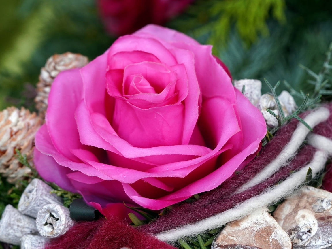 Розовая искусственная роза с декором