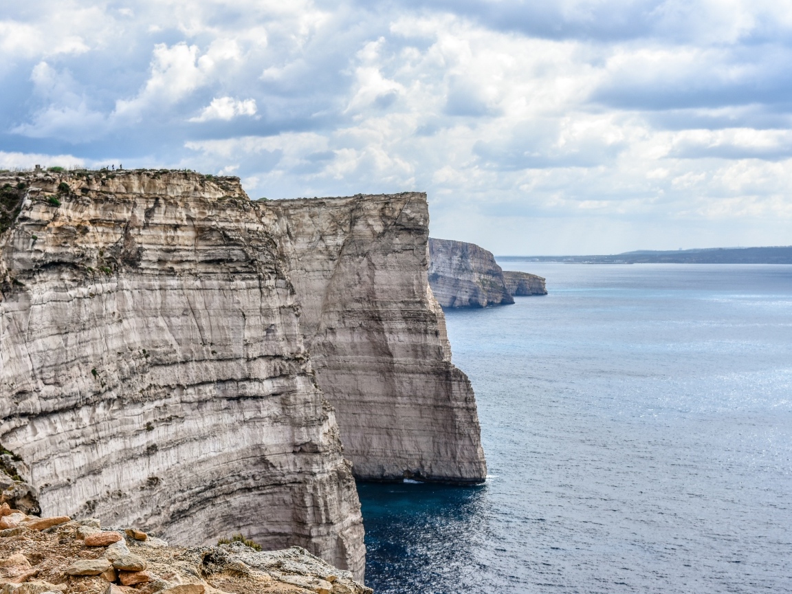 Высокие каменные утесы на берегу залива