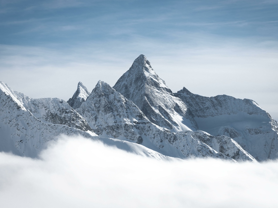 Покрытые глубоким белым снегом горные вершины