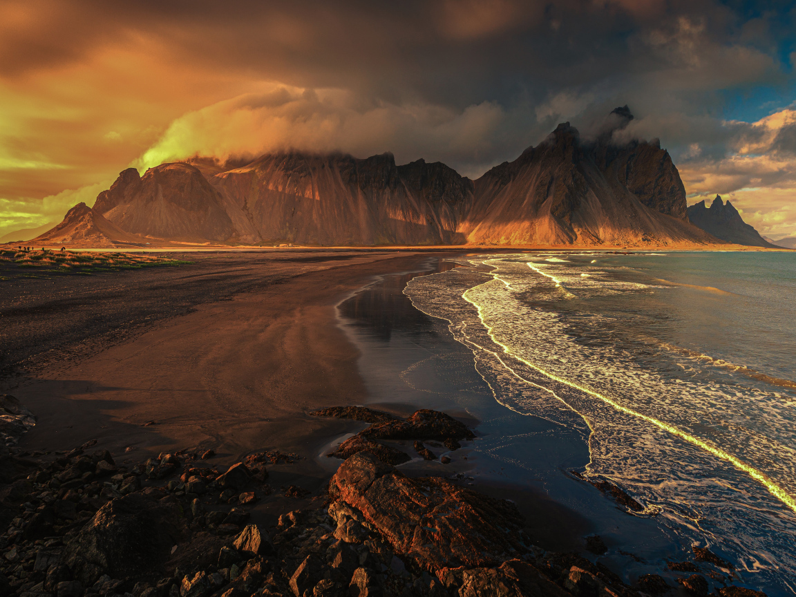 Горы на берегу спокойного озера