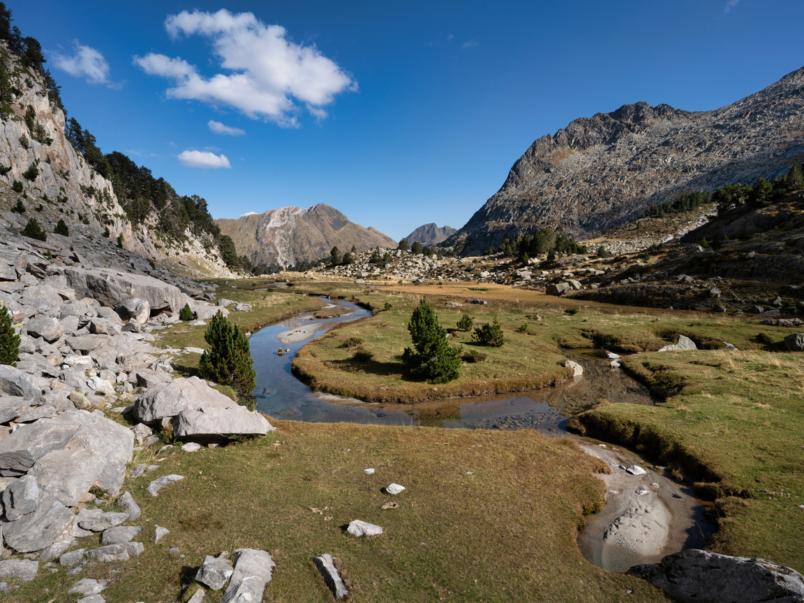 Узкая извилистая речка в горах