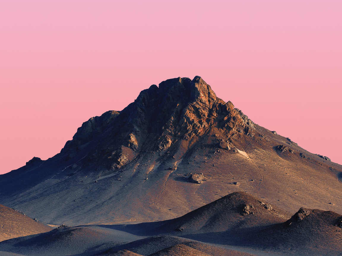 Розовое небо над вершиной горы