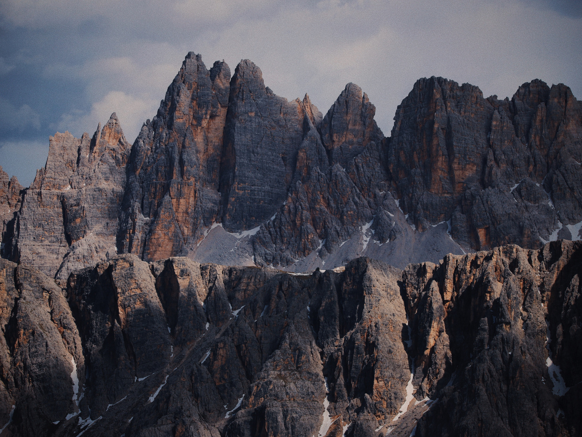 Грозные острые вершины гор крупным планом