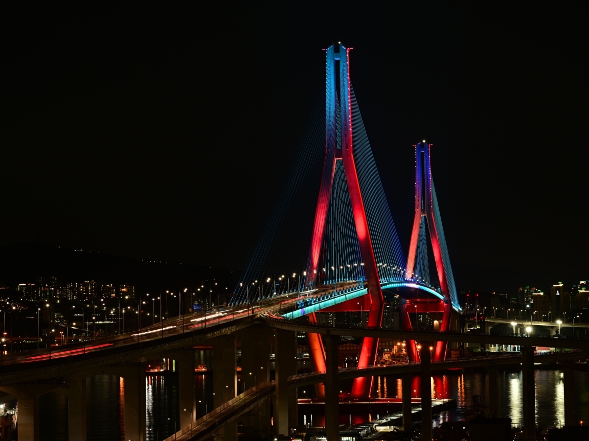 Красивый большой мост через реку