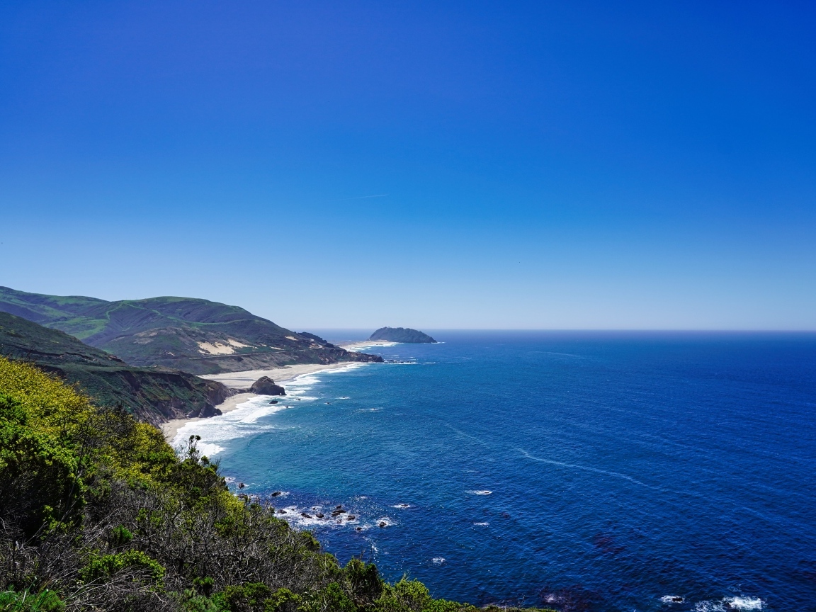 Красивый вид с горы на океан и небо