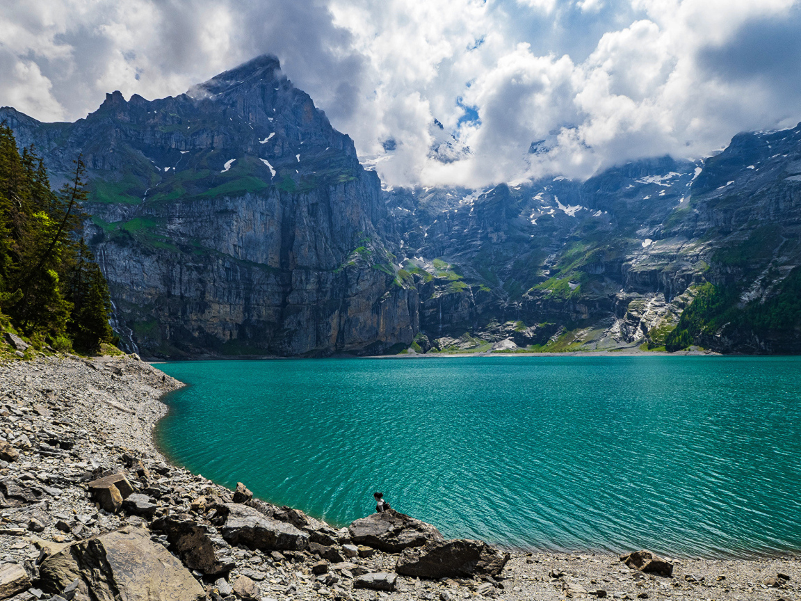 Чистая голубая вода в горном озере