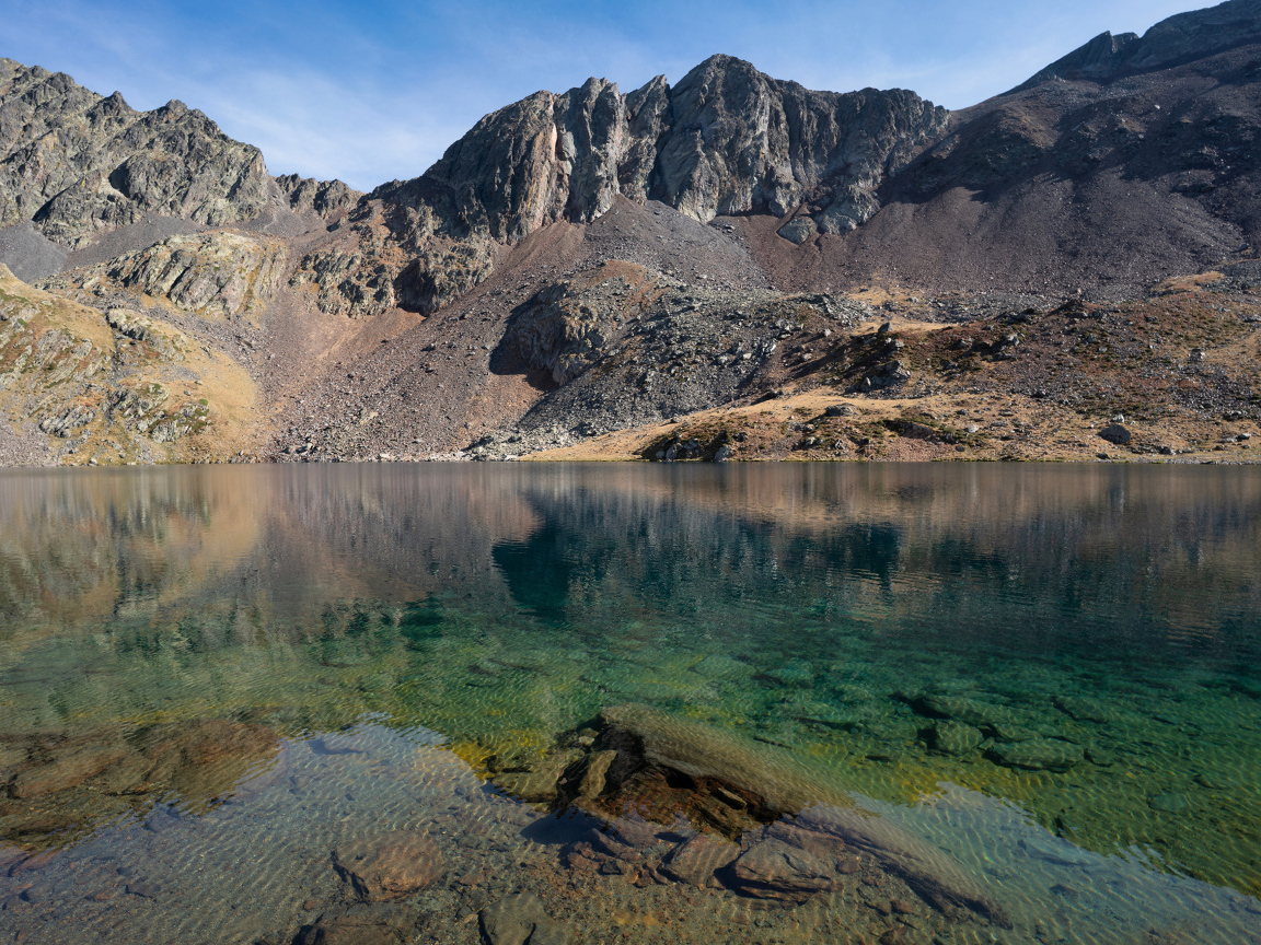 Прозрачная вода в карьере у гор