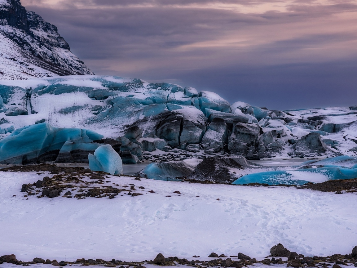 Заледеневшие глыбы на берегу