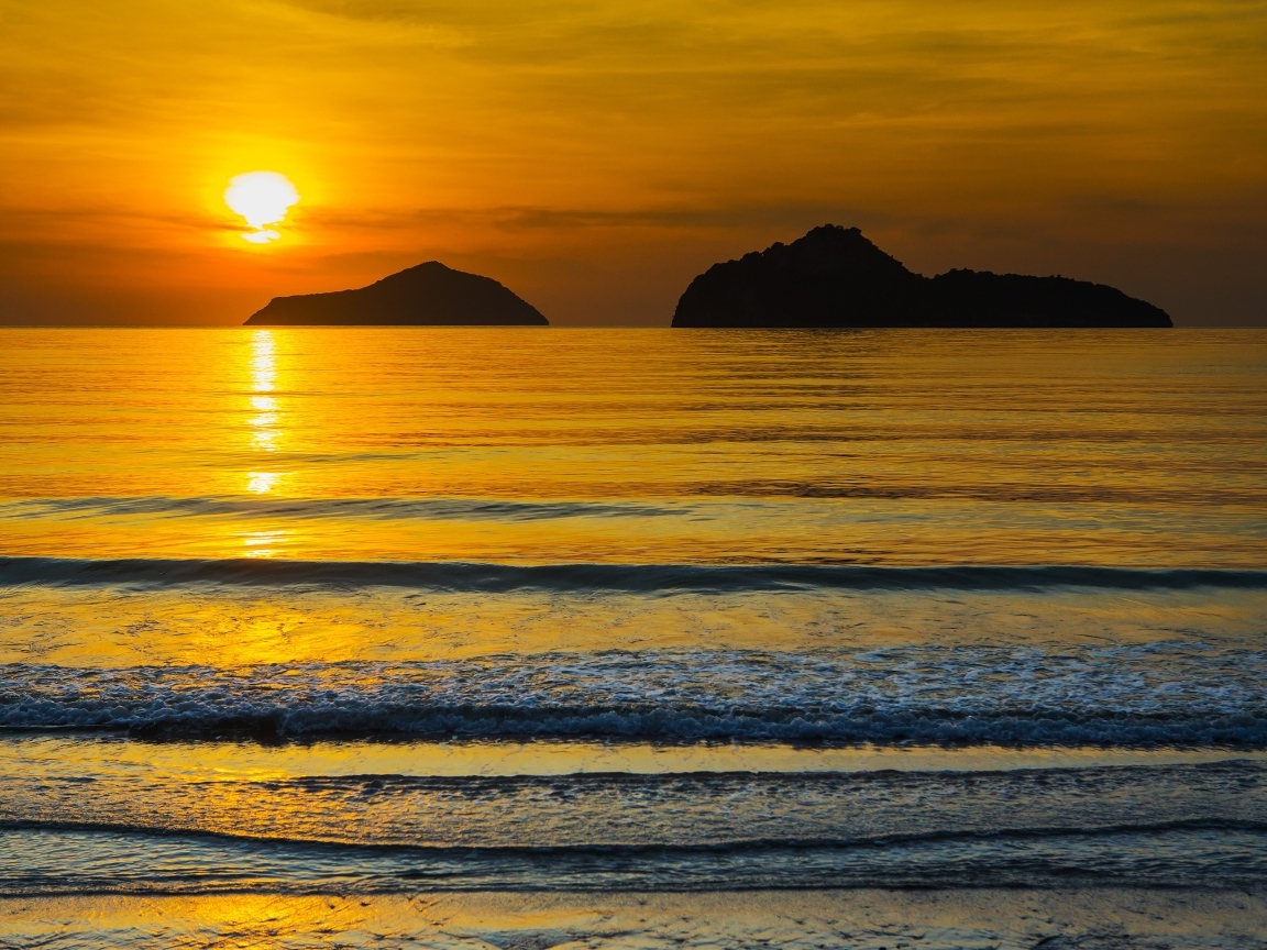 Красивый закат над спокойным морем летом