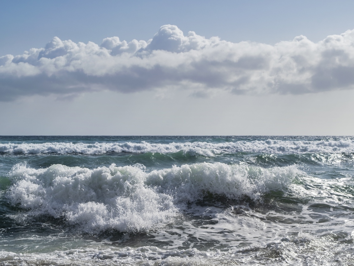 Большое белое облако над бушующим морем