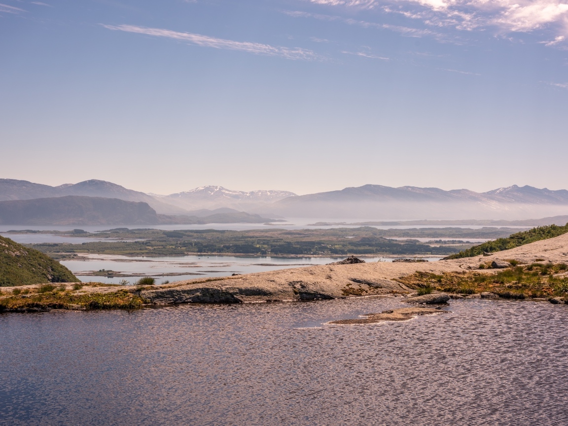 Спокойная вода в заливе под голубым небом летом