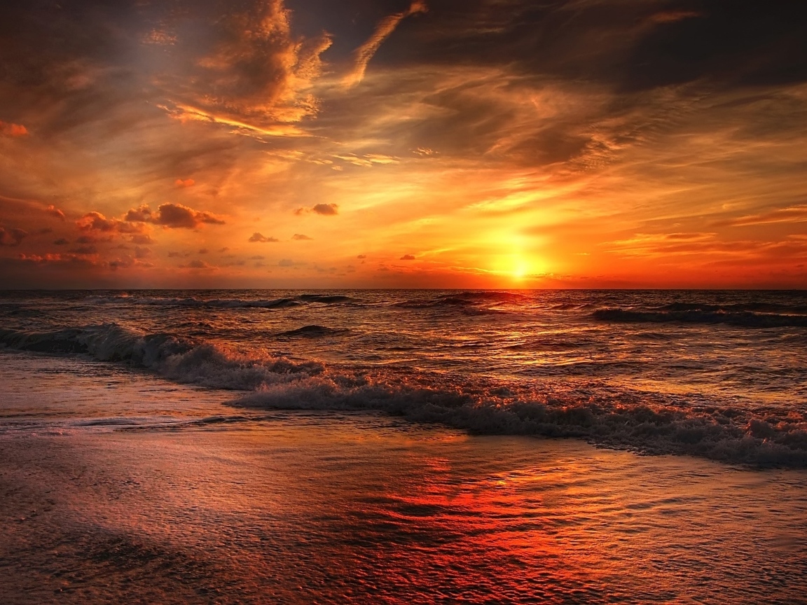 Красивый закат в небе над морем летом